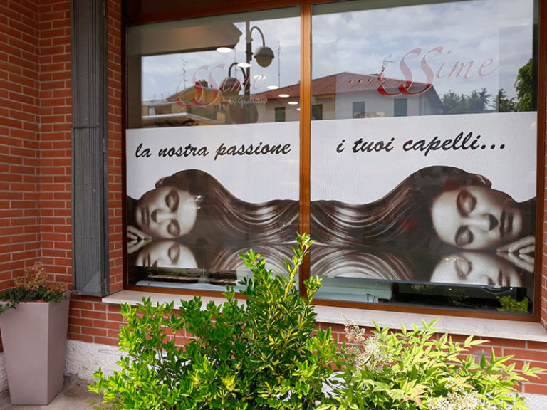 Vetrina con adesivo microforato one way (consente la visione dall'interno verso l'esterno, ma non viceversa)